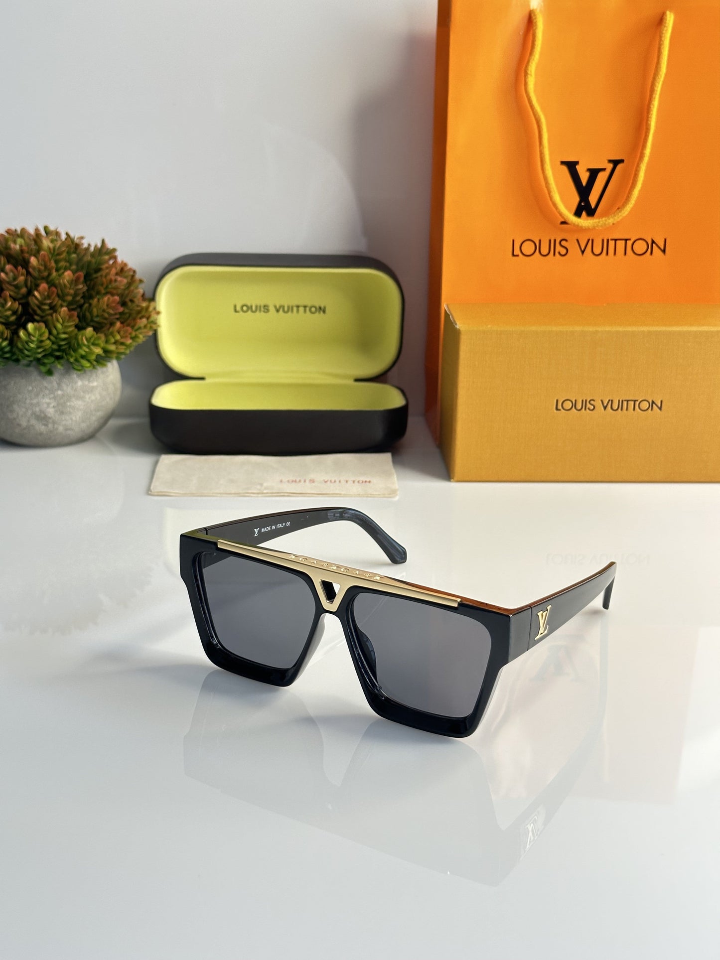 LV 1502 gold black