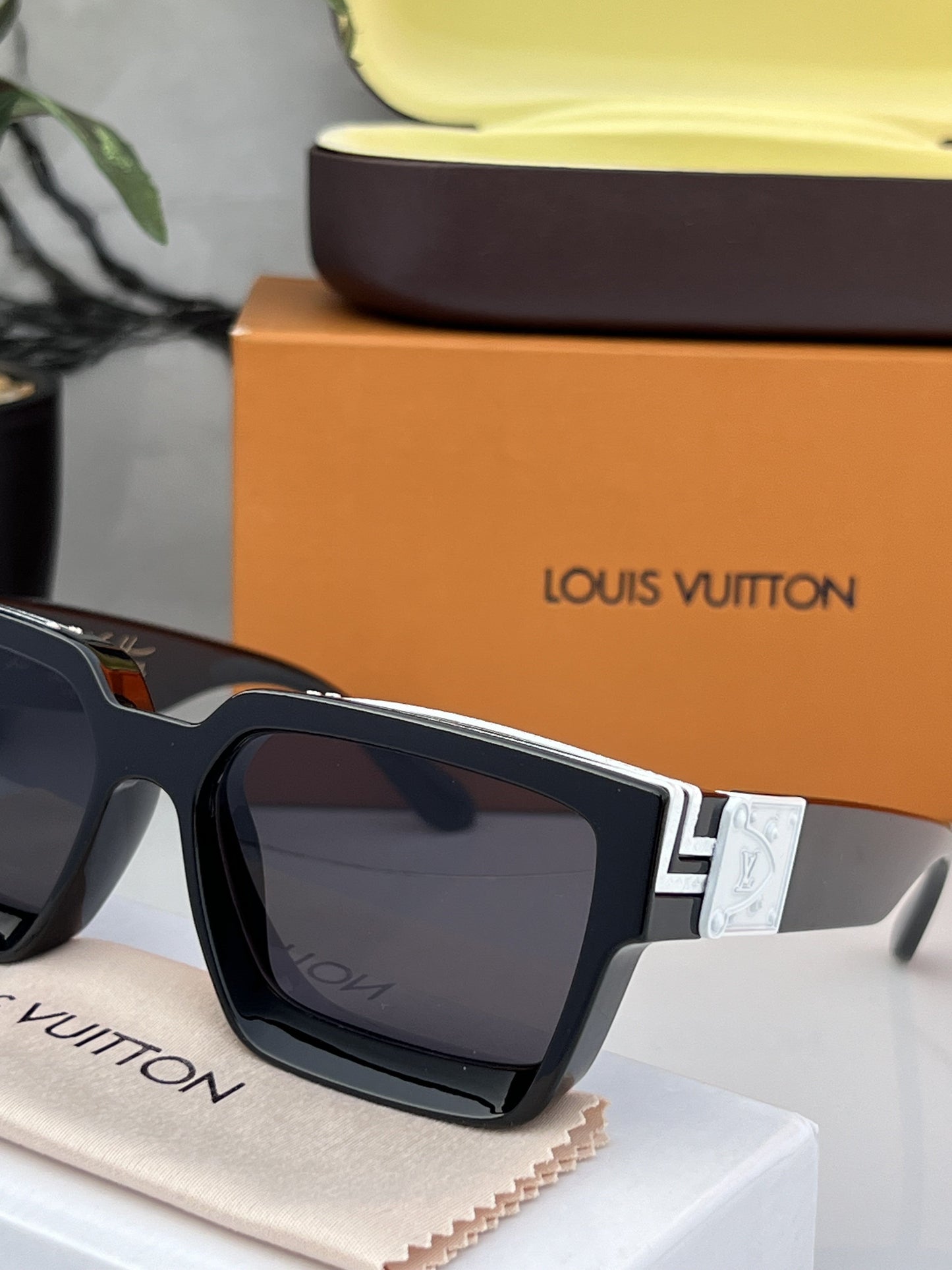 Louis_Vuitton_millionaire_blackwhite