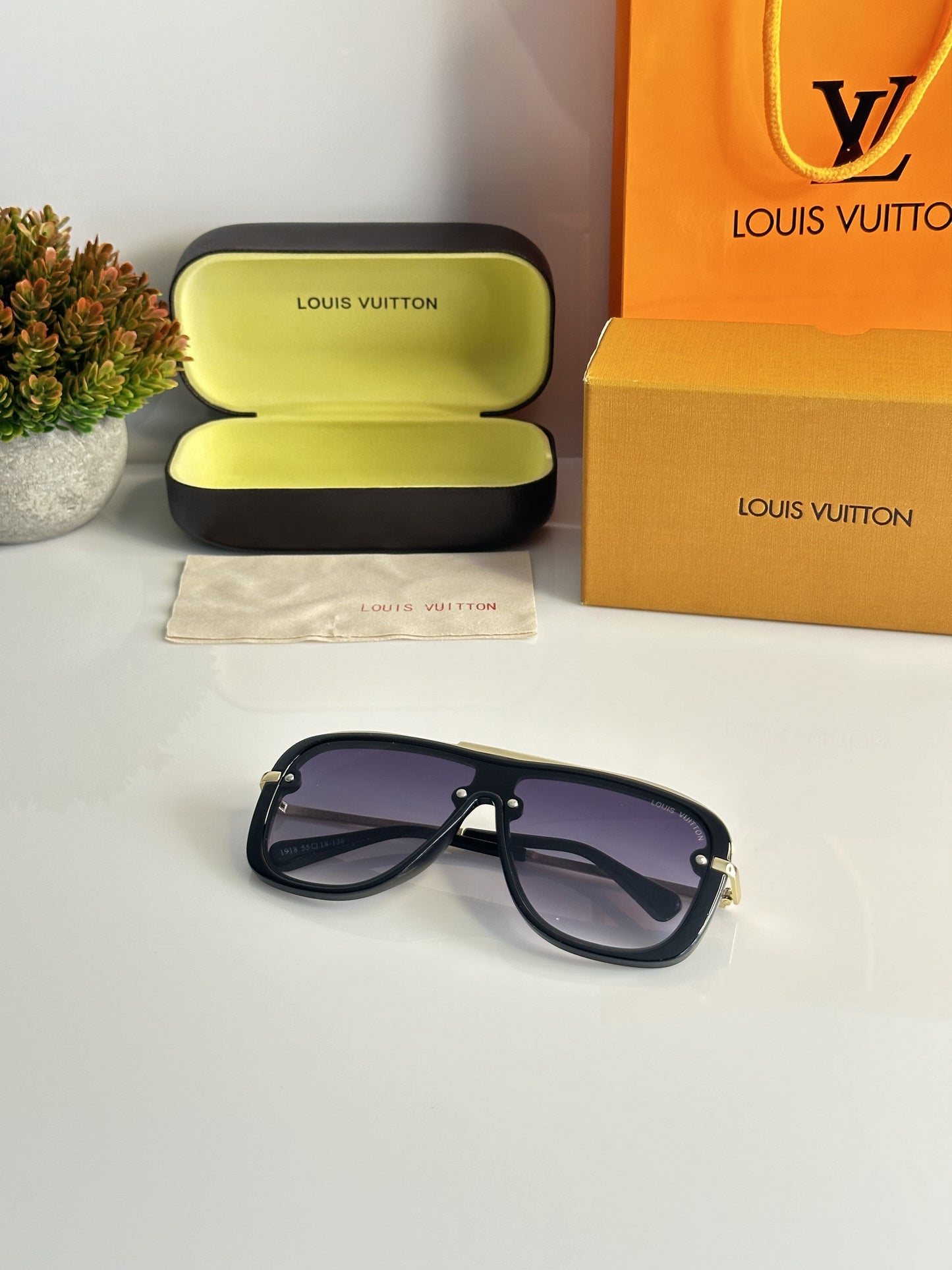 Louis Vuitton 1918 Gold Black DC