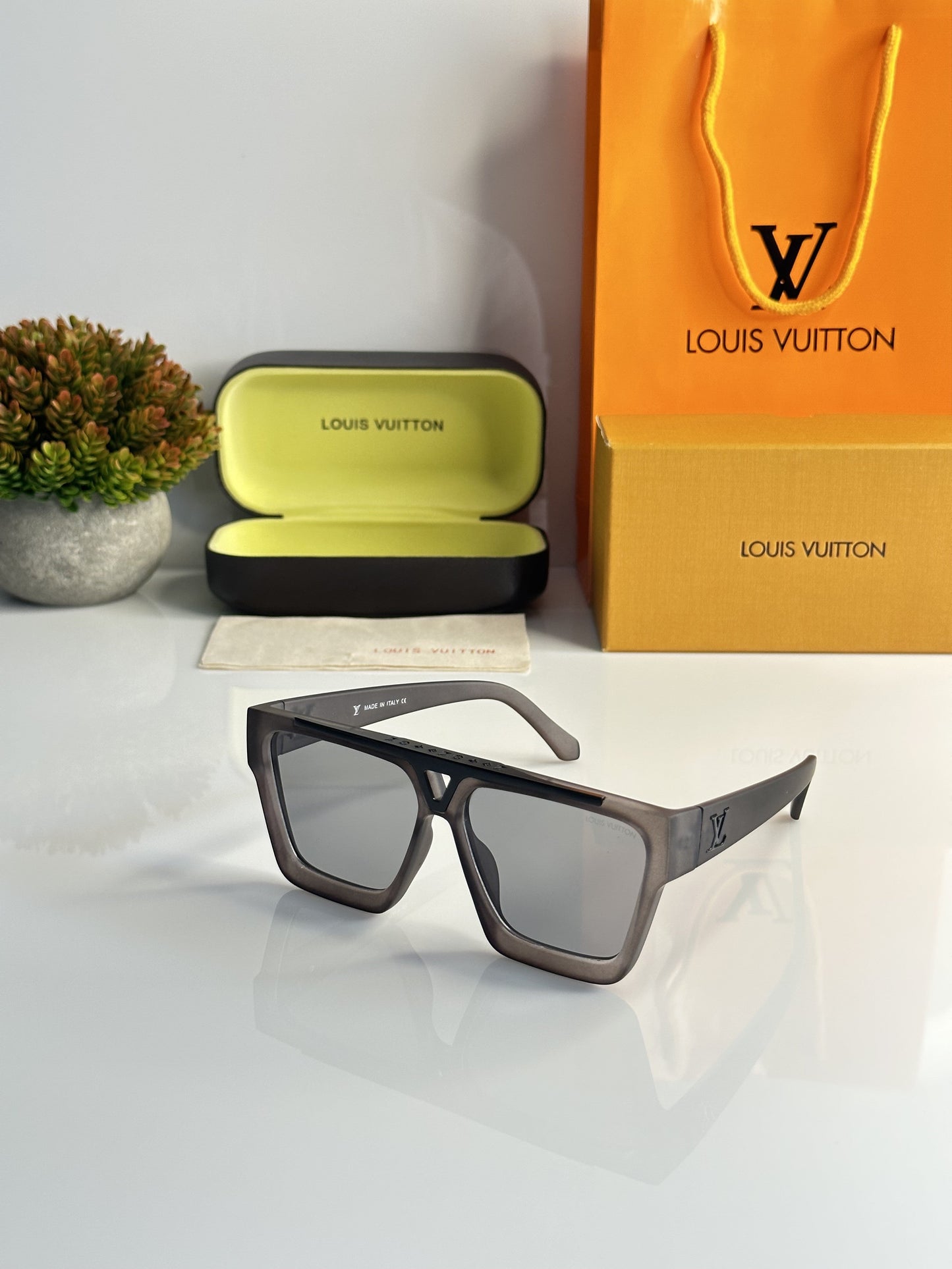 Louis_Vuitton_1502_GREY