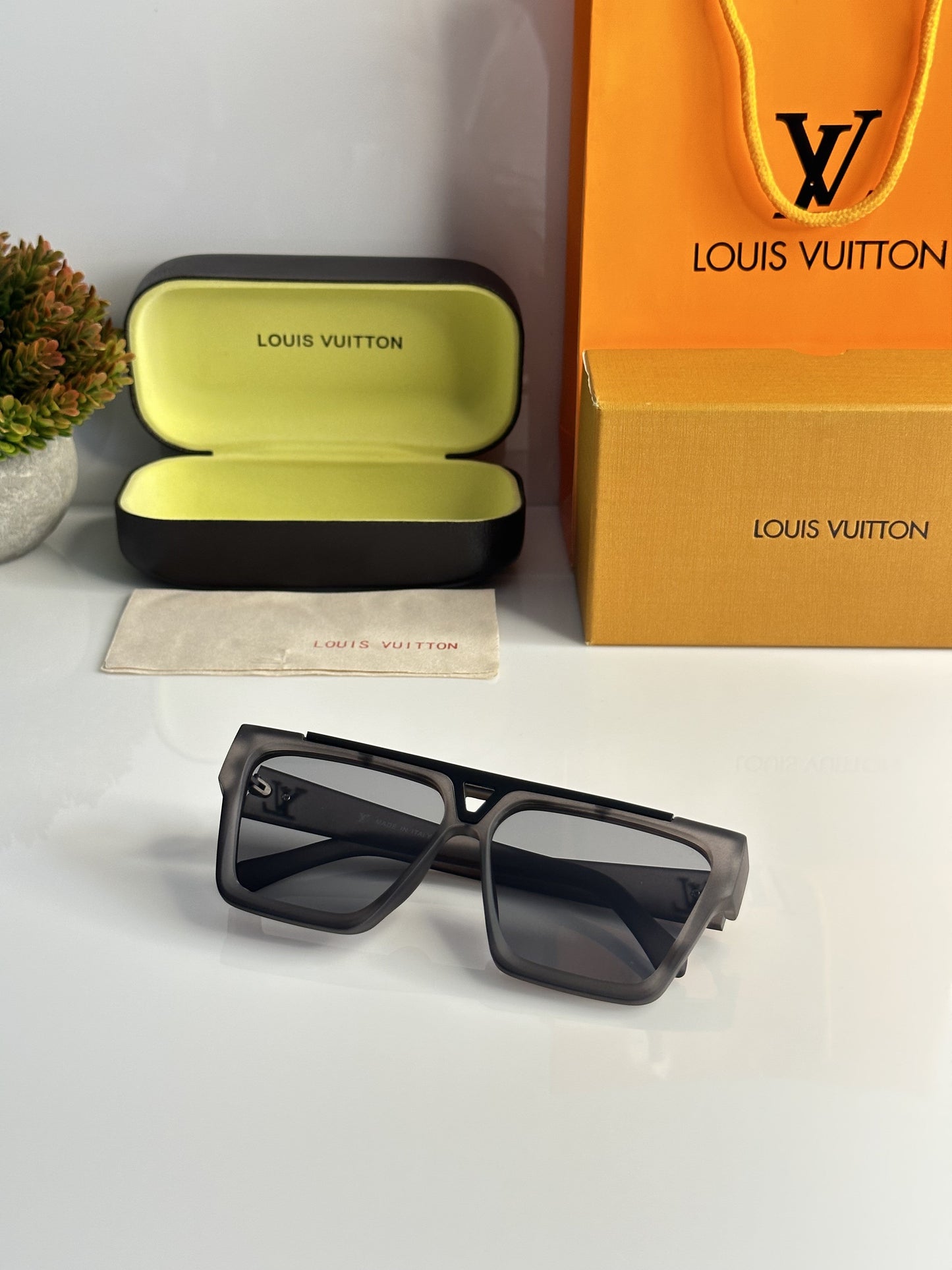 Louis_Vuitton_1502_GREY