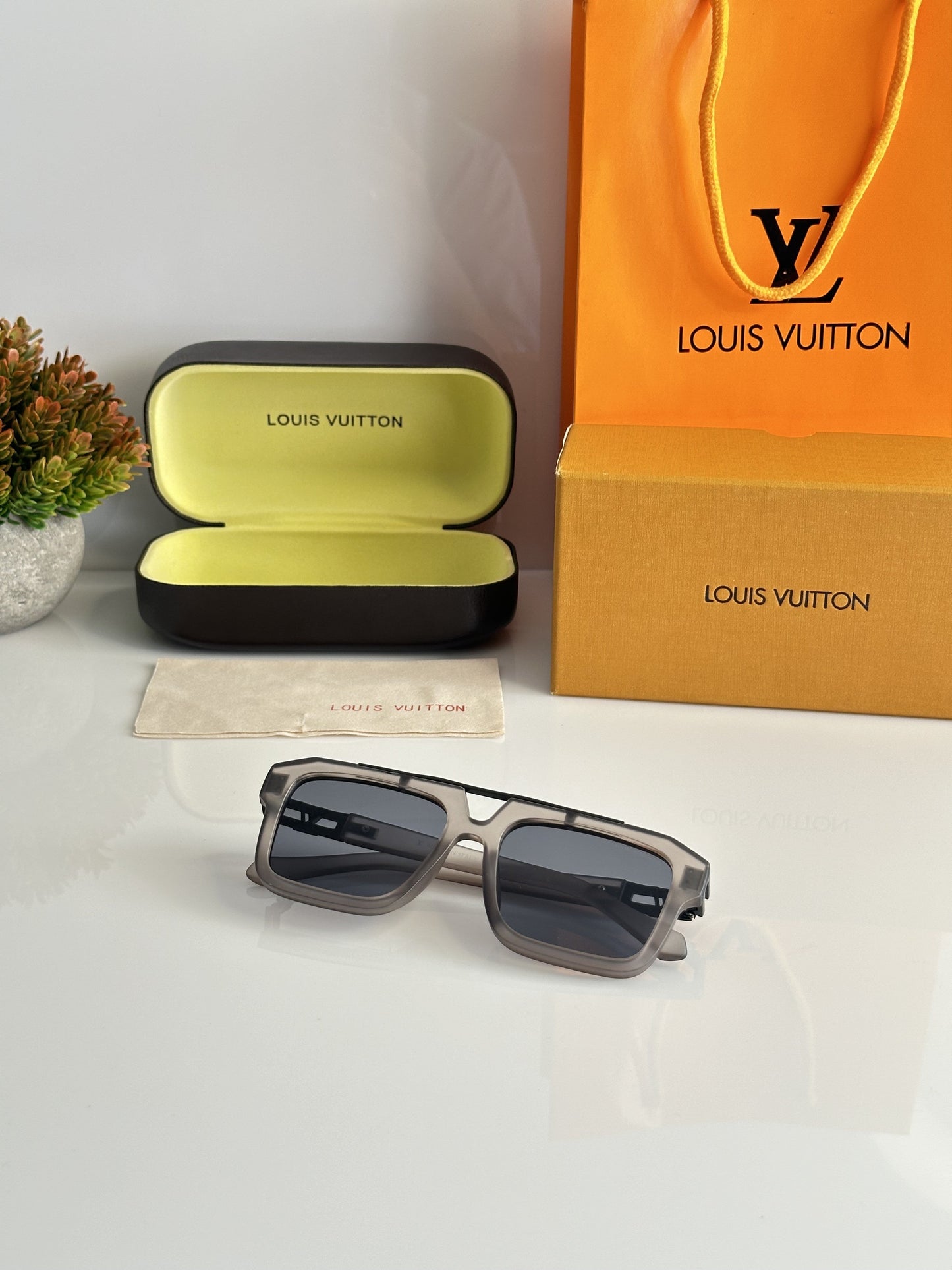 Louis_Vuitton_121_Grey