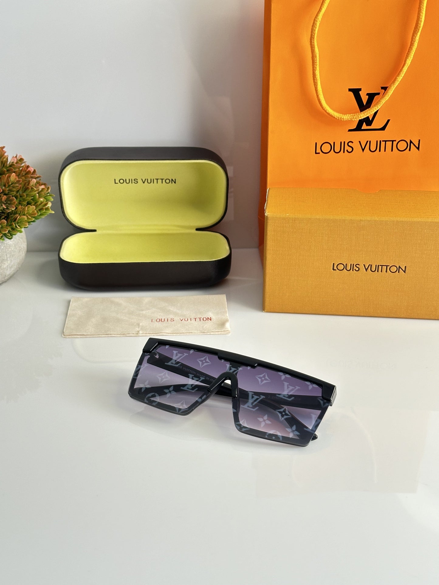 Louis_Vuitton_21021_printed_black