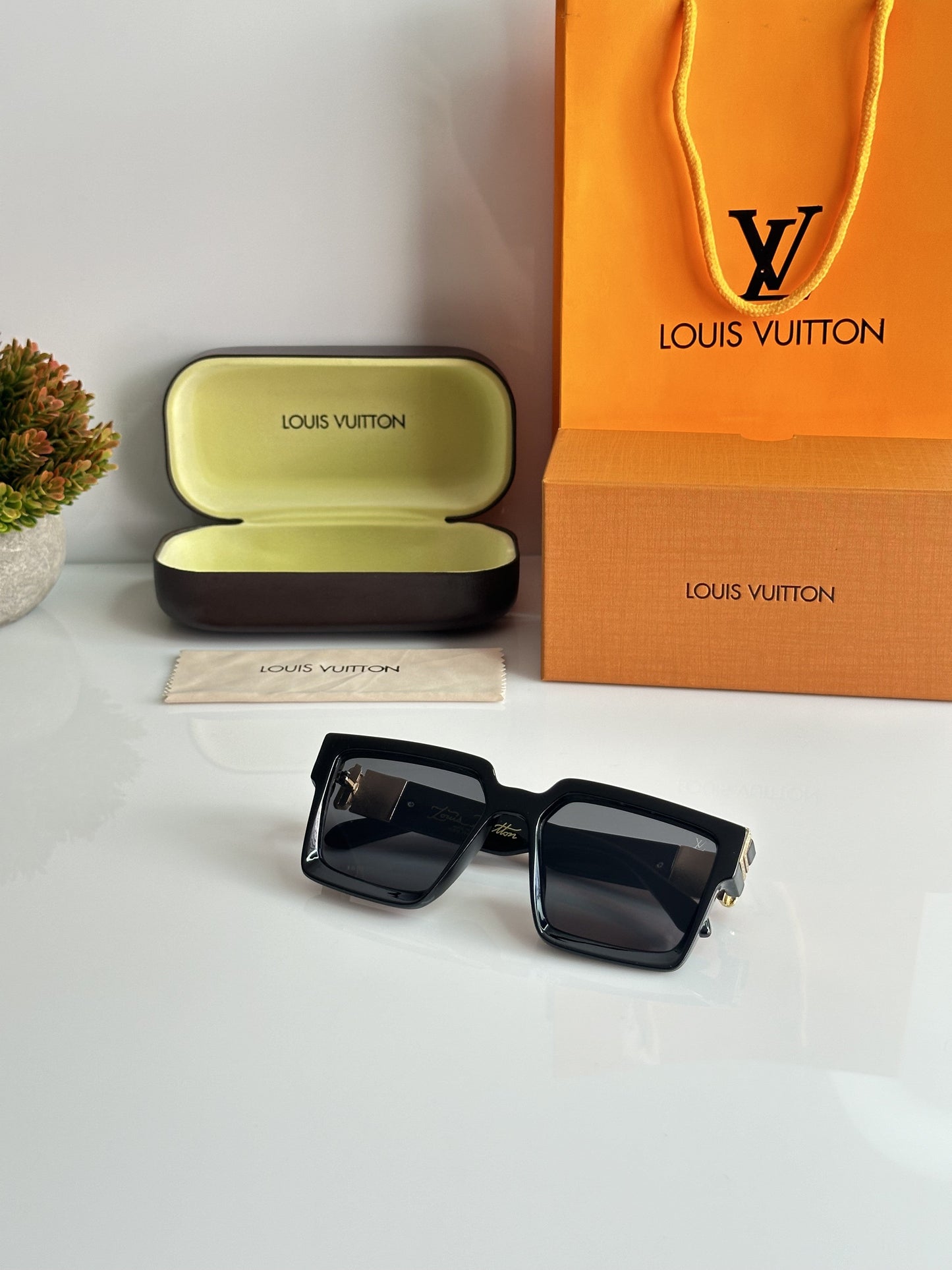 Louis_Vuitton_0993_gold_black