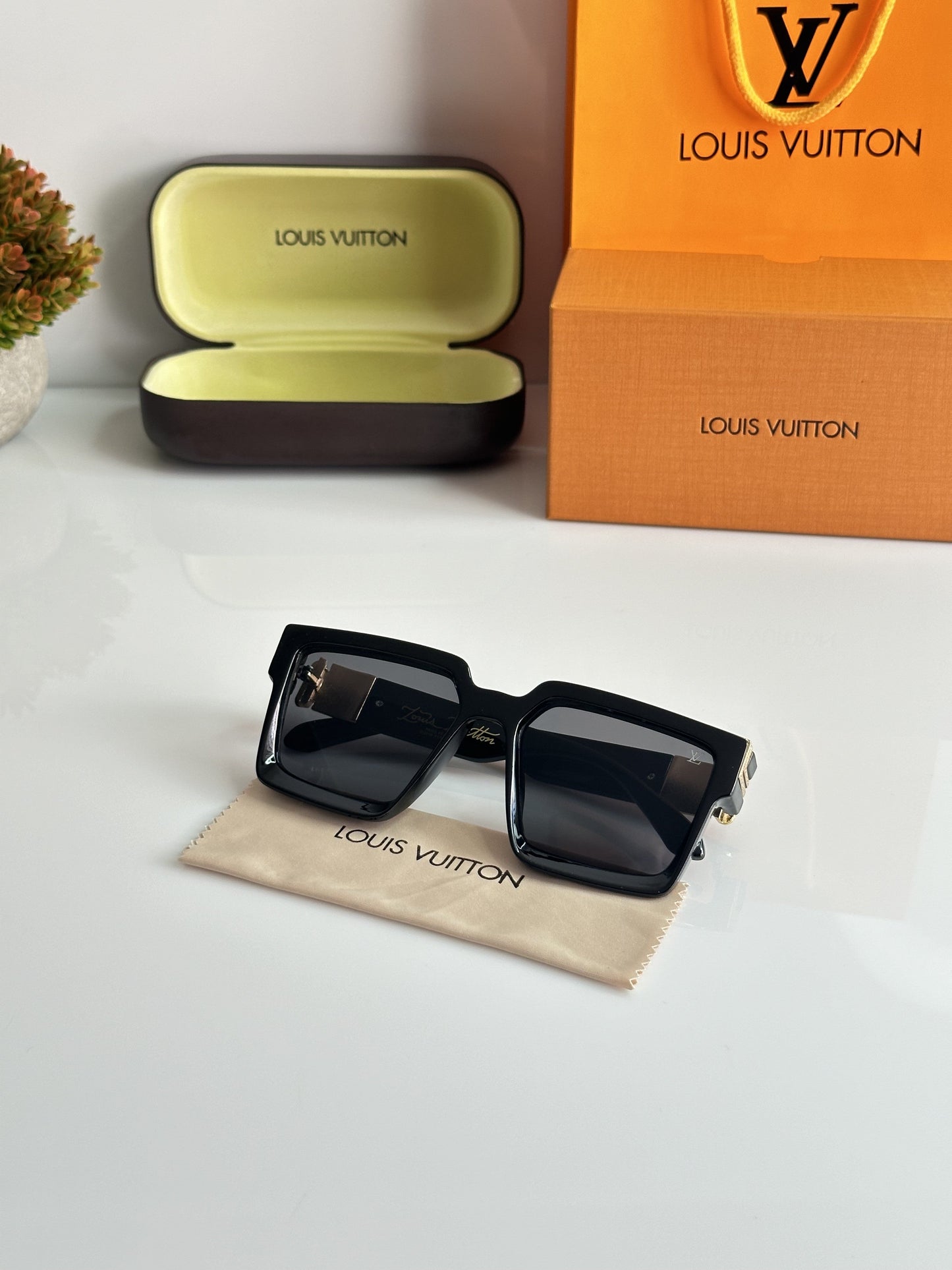 Louis_Vuitton_0993_gold_black