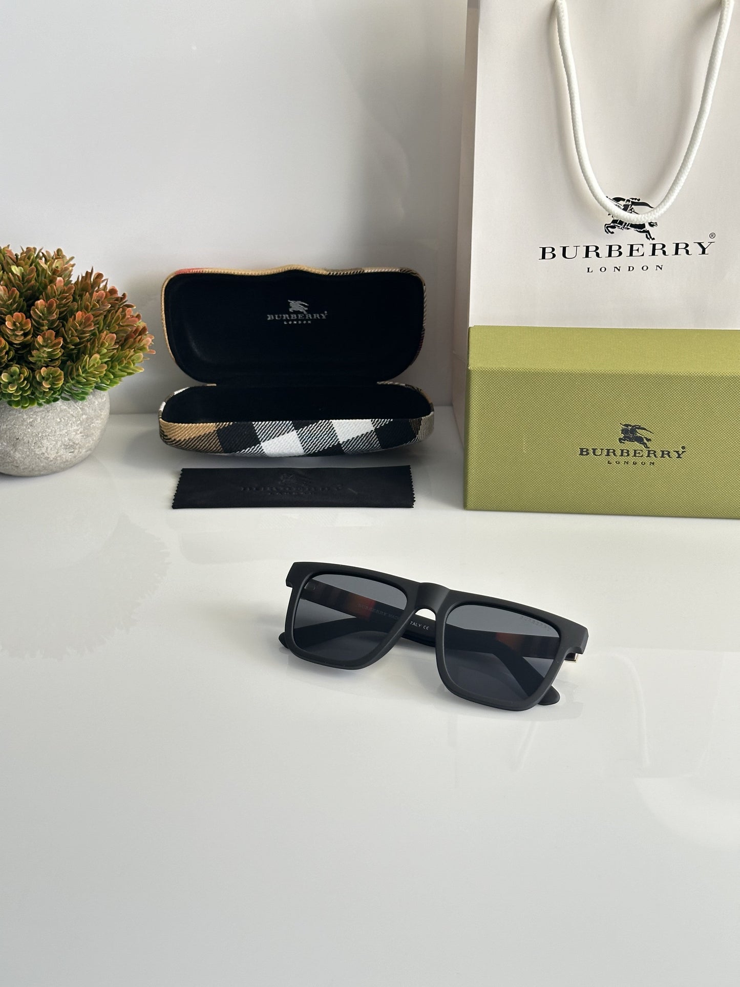 Burberry_4368_Black