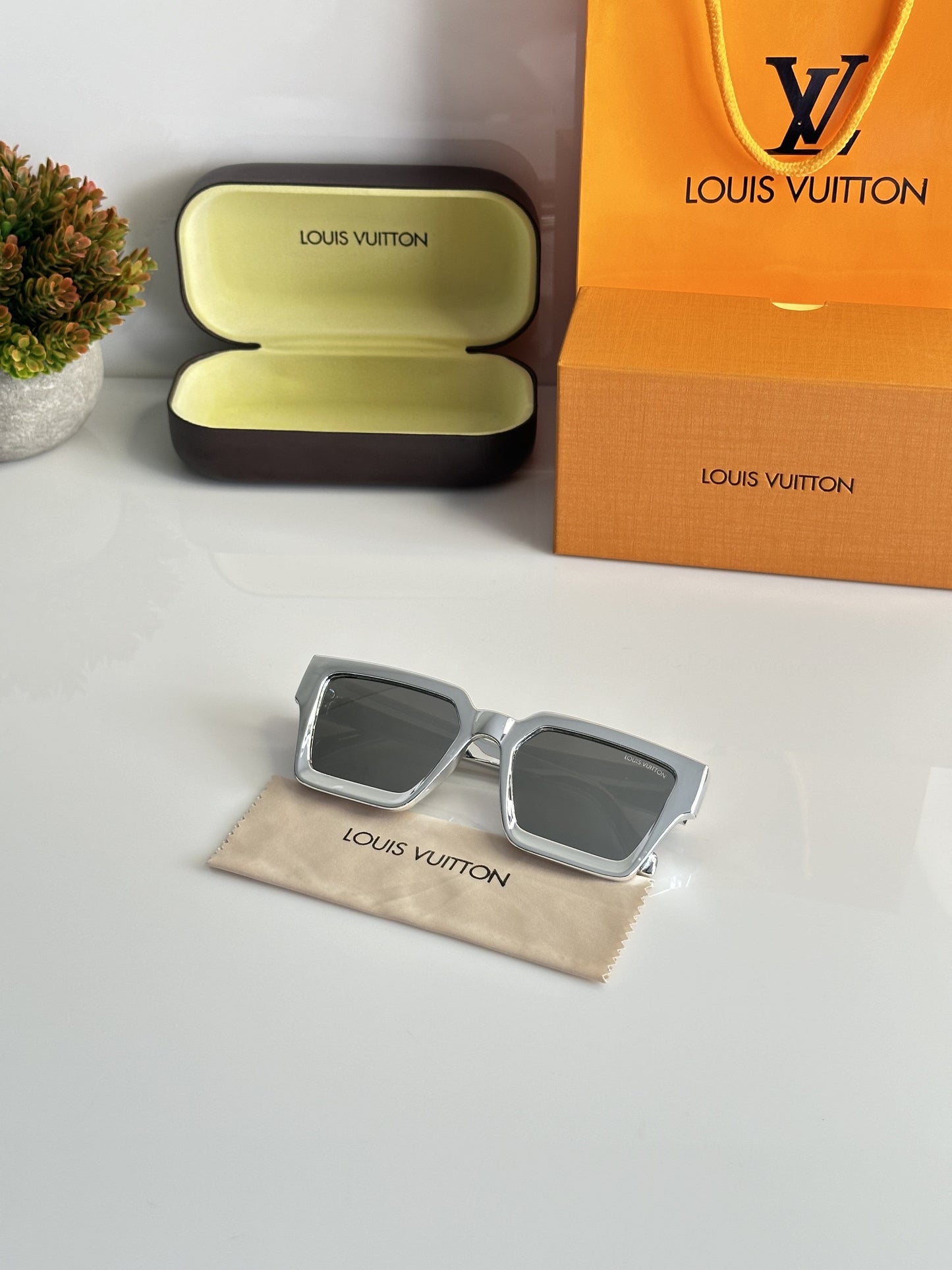 Louis_Vuitton_1505_silver_mercury