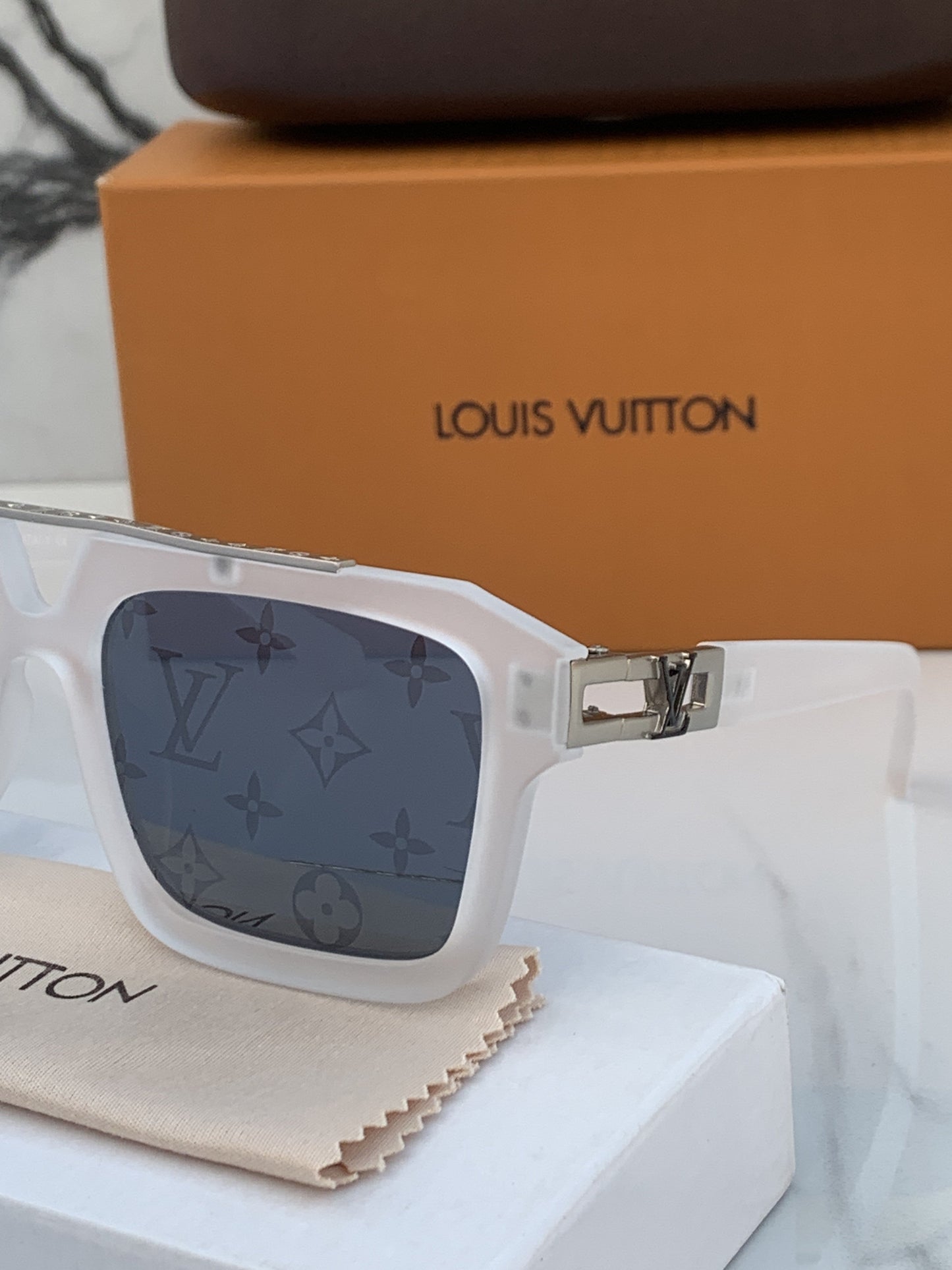 Louis_Vuitton_8817_whitesilver