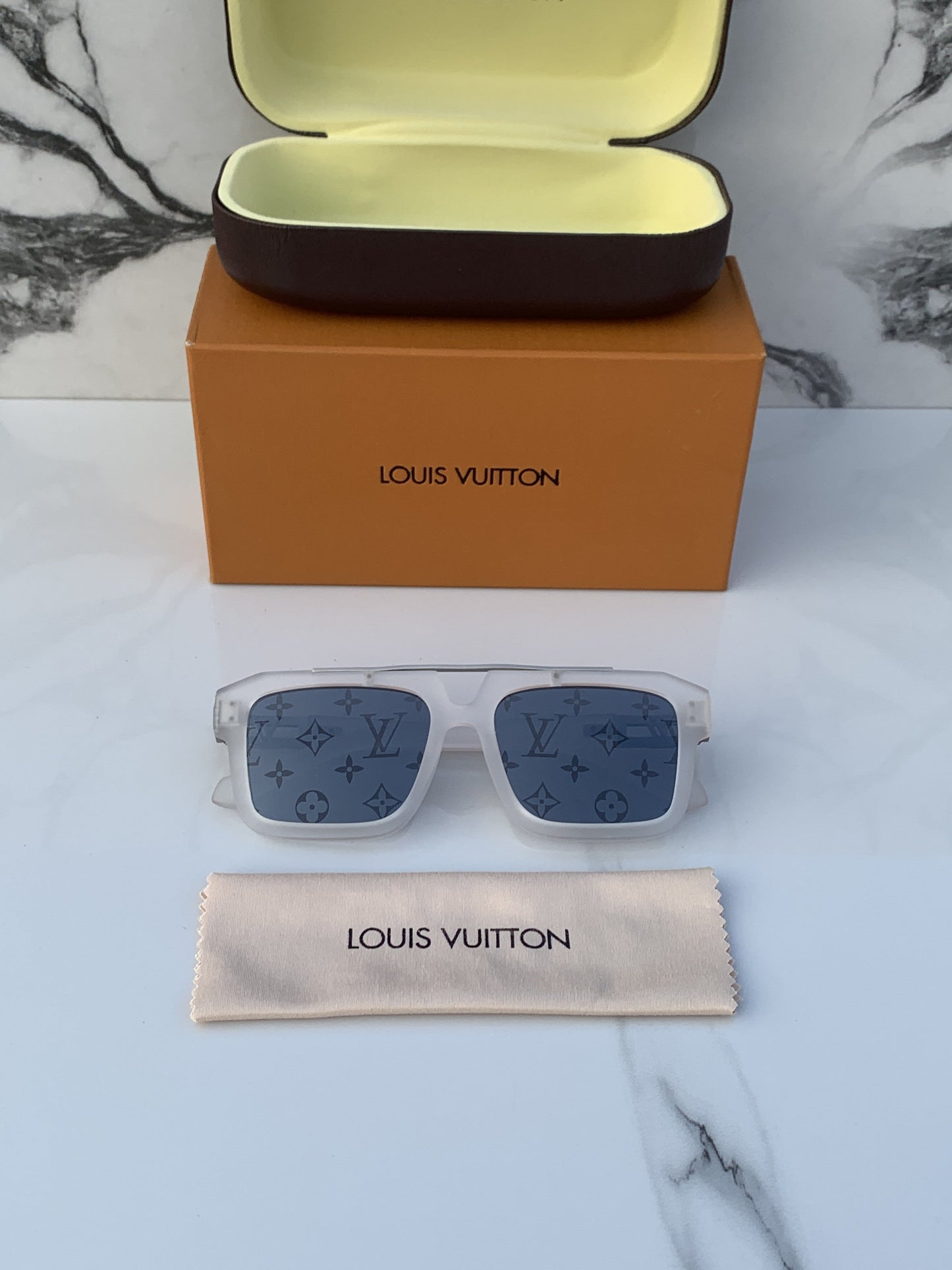 Louis_Vuitton_8817_whitesilver