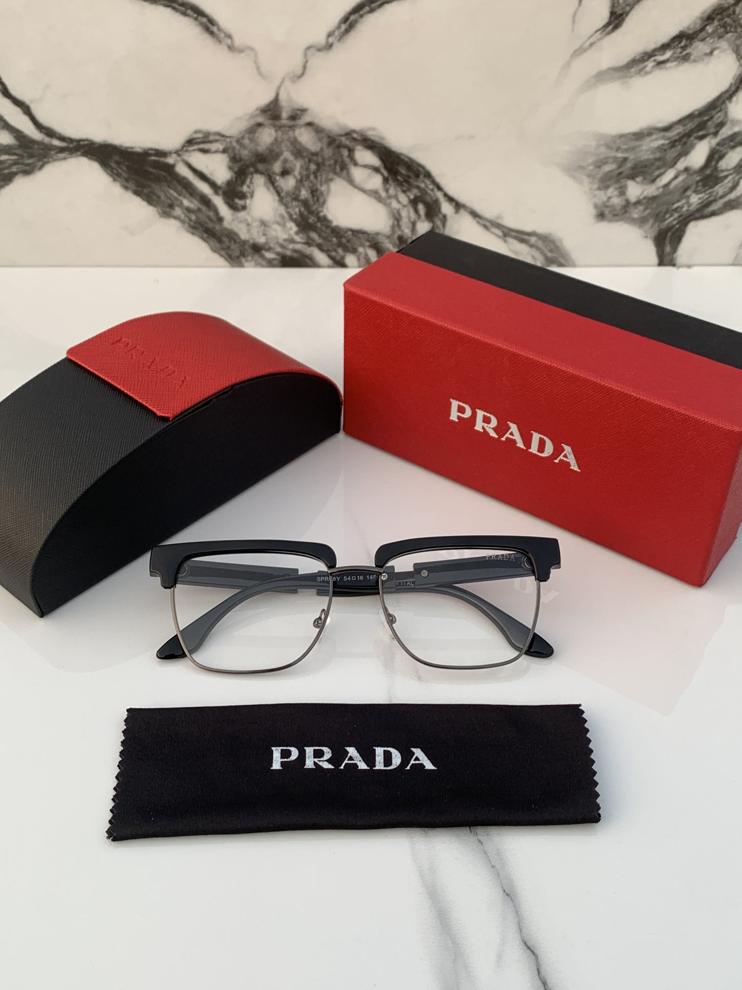 Prada_club_black_plano