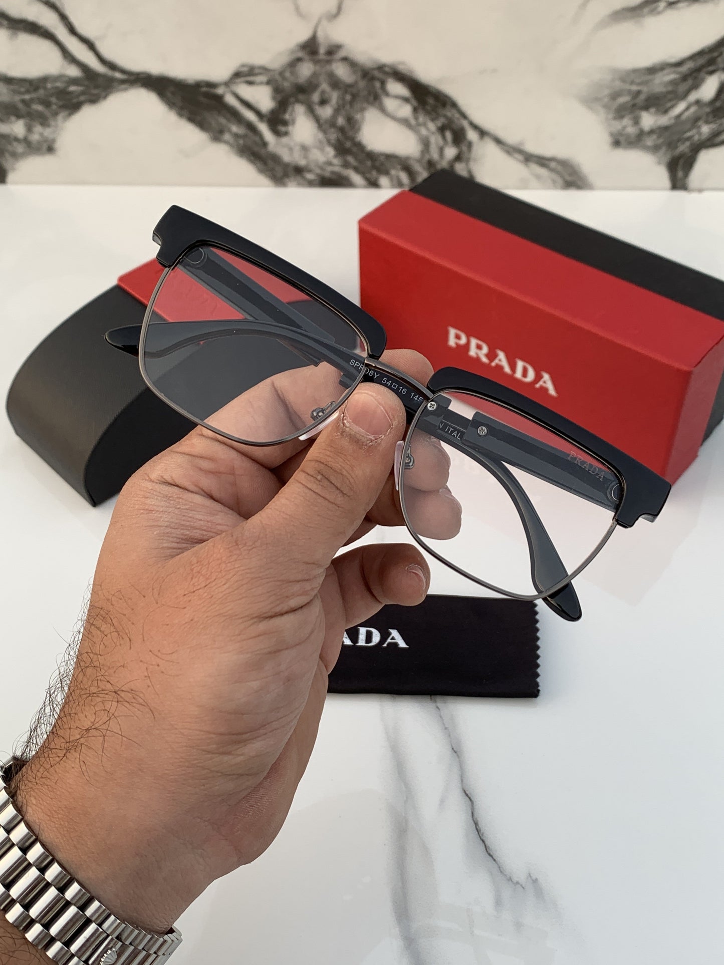 Prada_club_black_plano