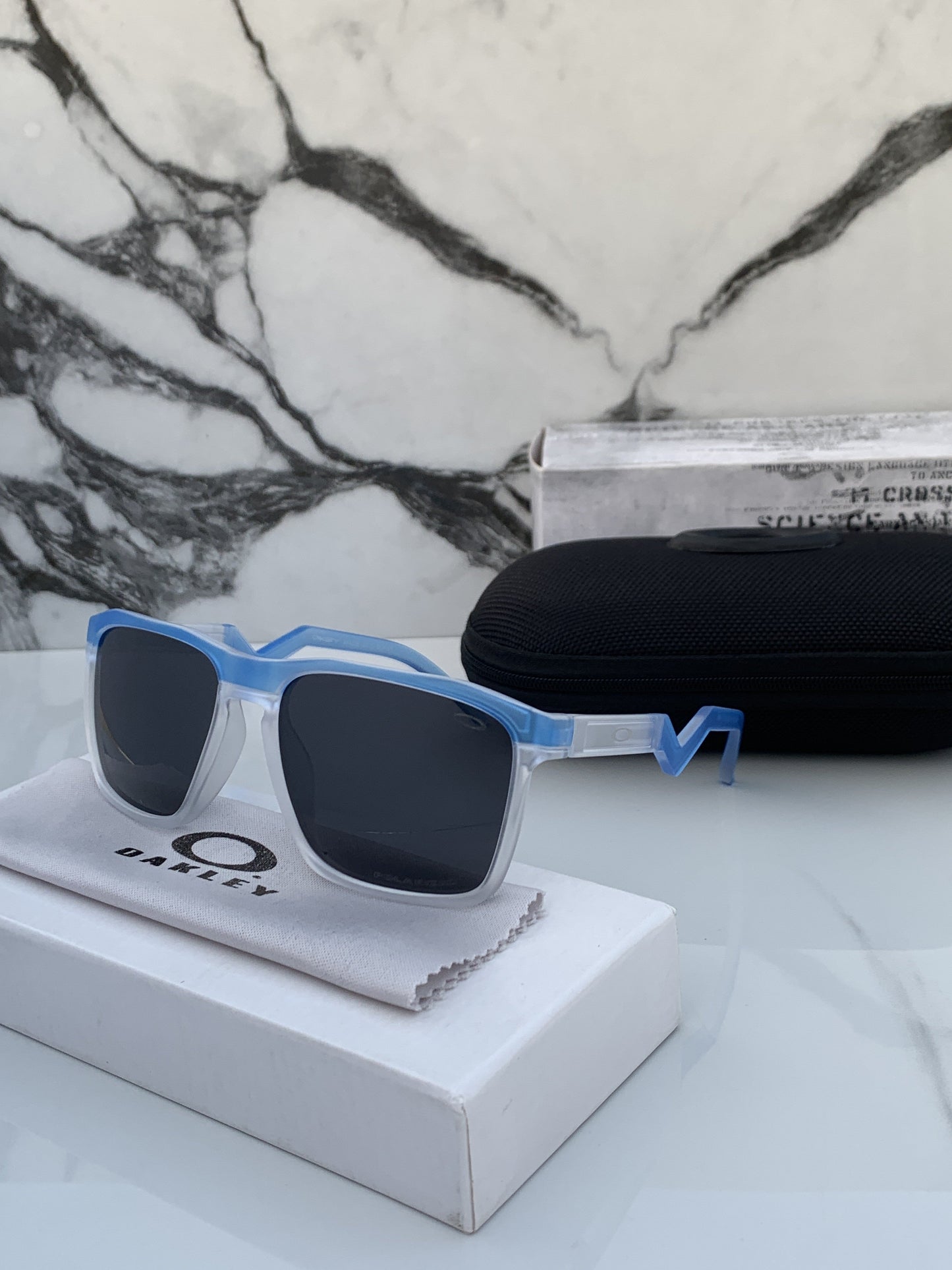 Oakley_83116_whiteblue