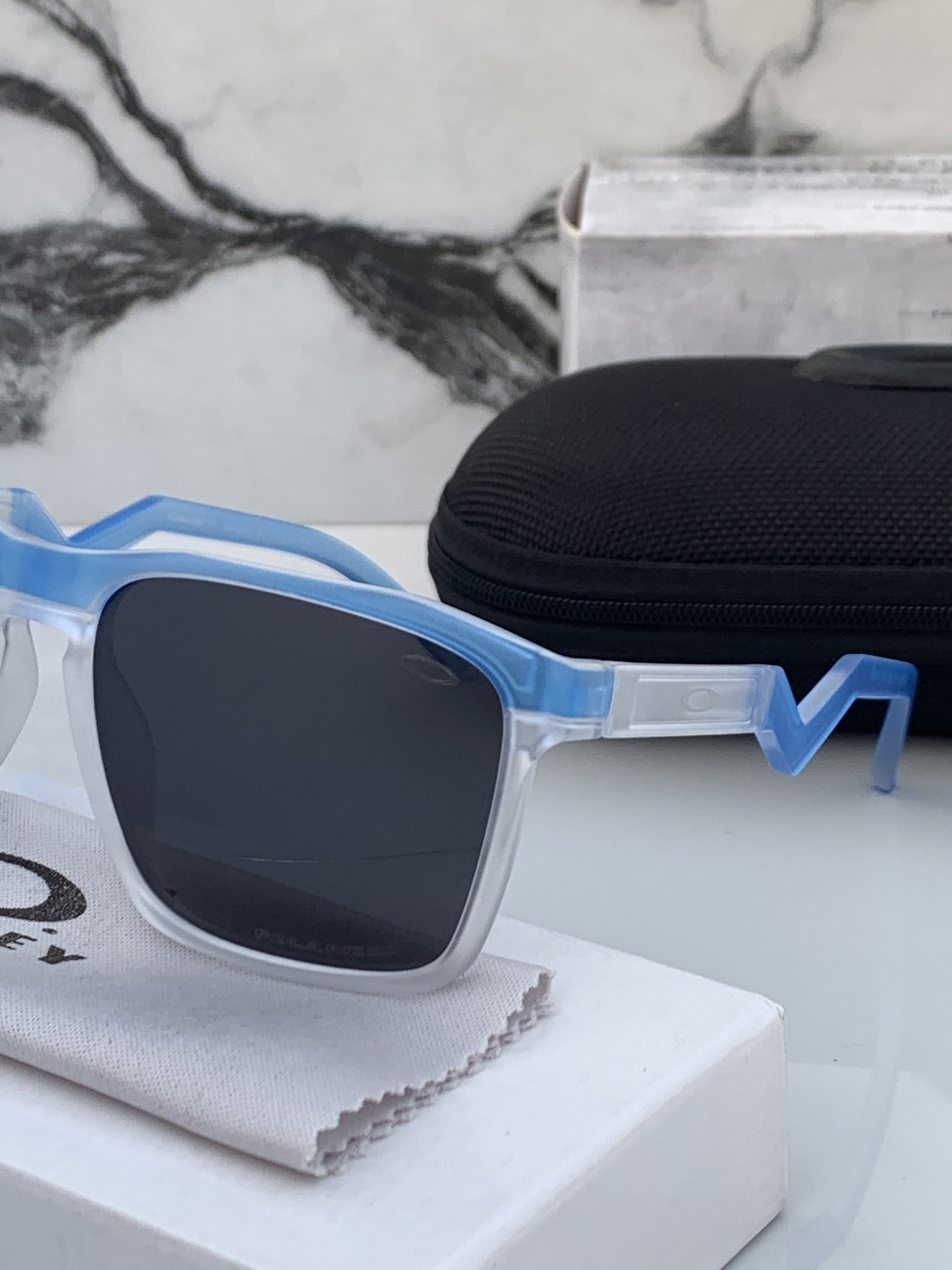 Oakley_83116_whiteblue