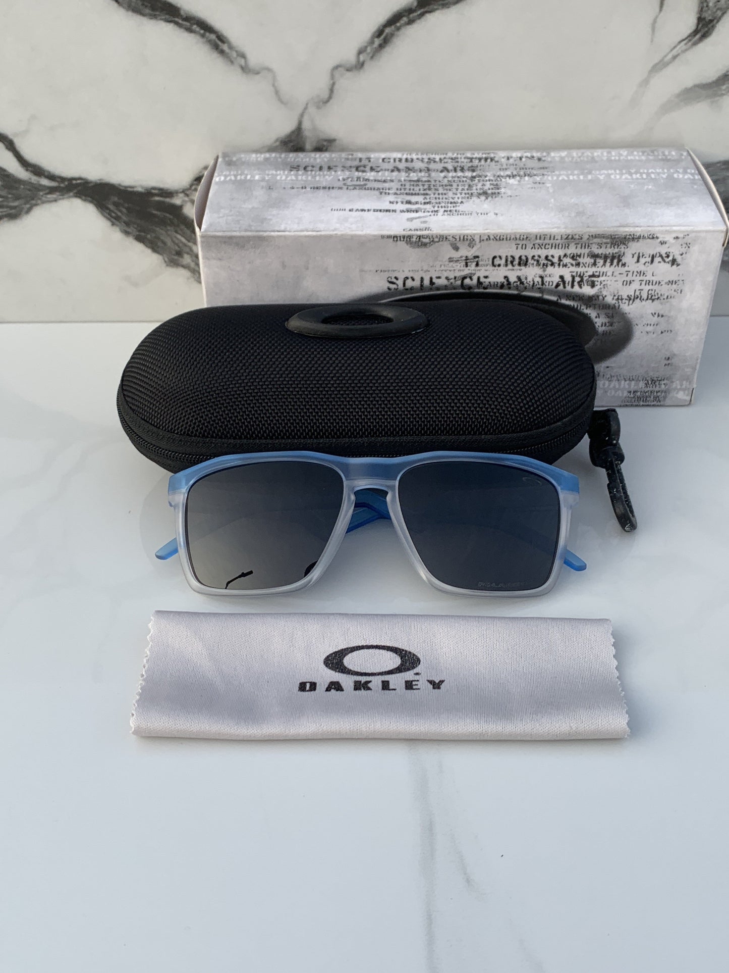 Oakley_83116_whiteblue