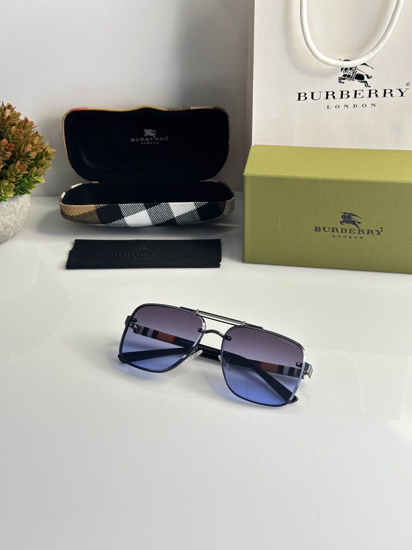 Burberry_493_Black_Blue