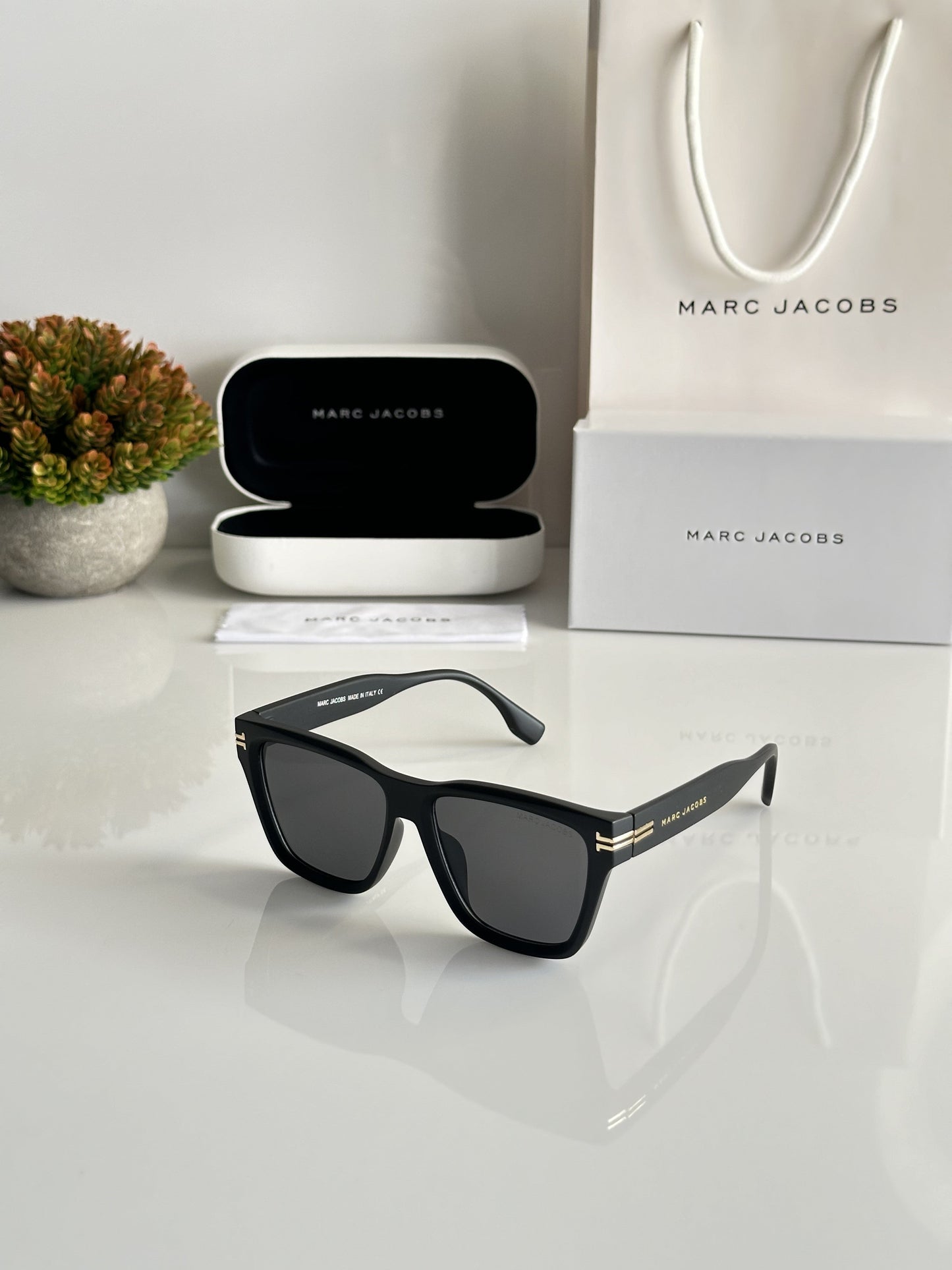 Marc Jacobs 1002 Black