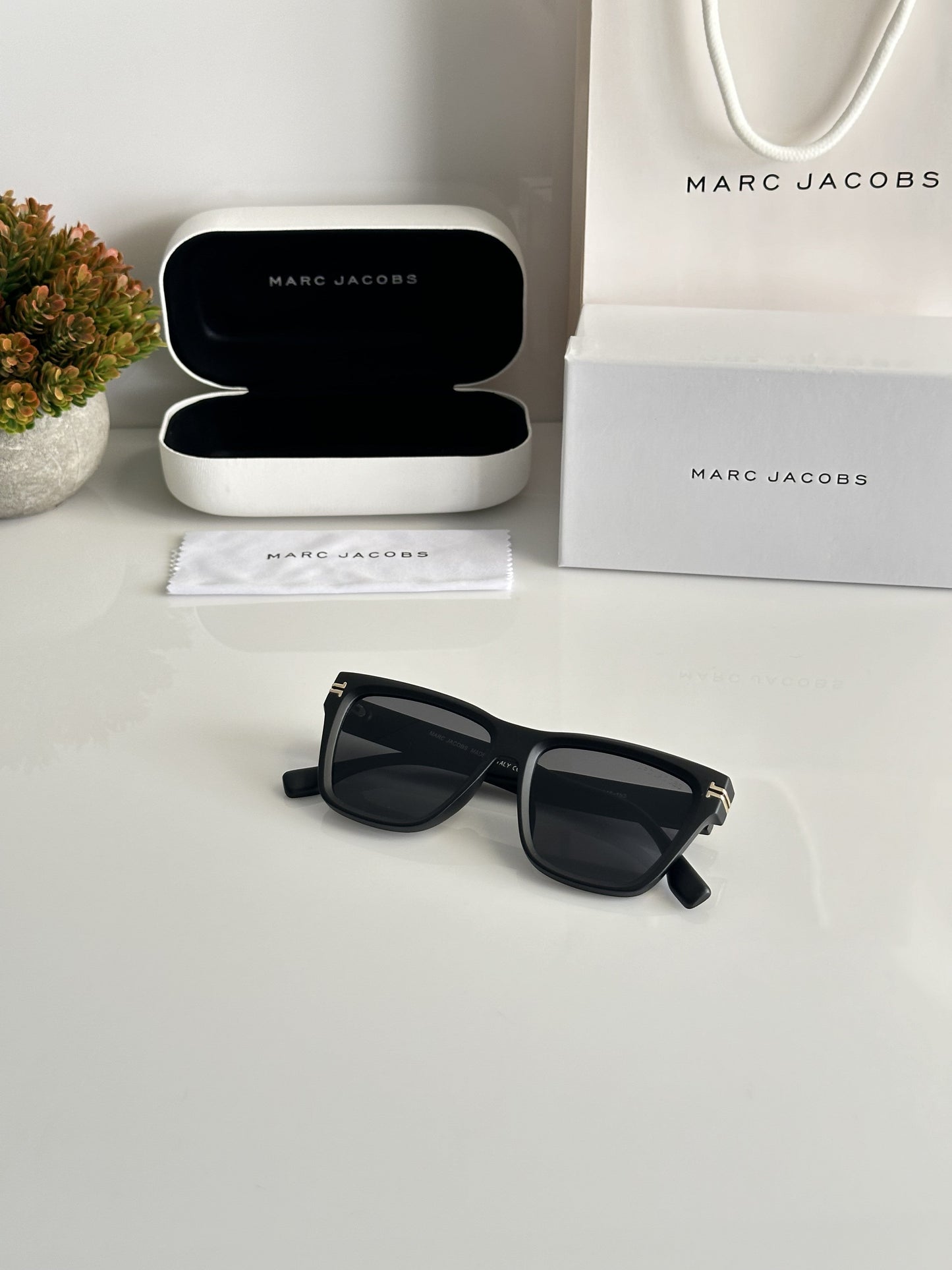 Marc Jacobs 1002 Black