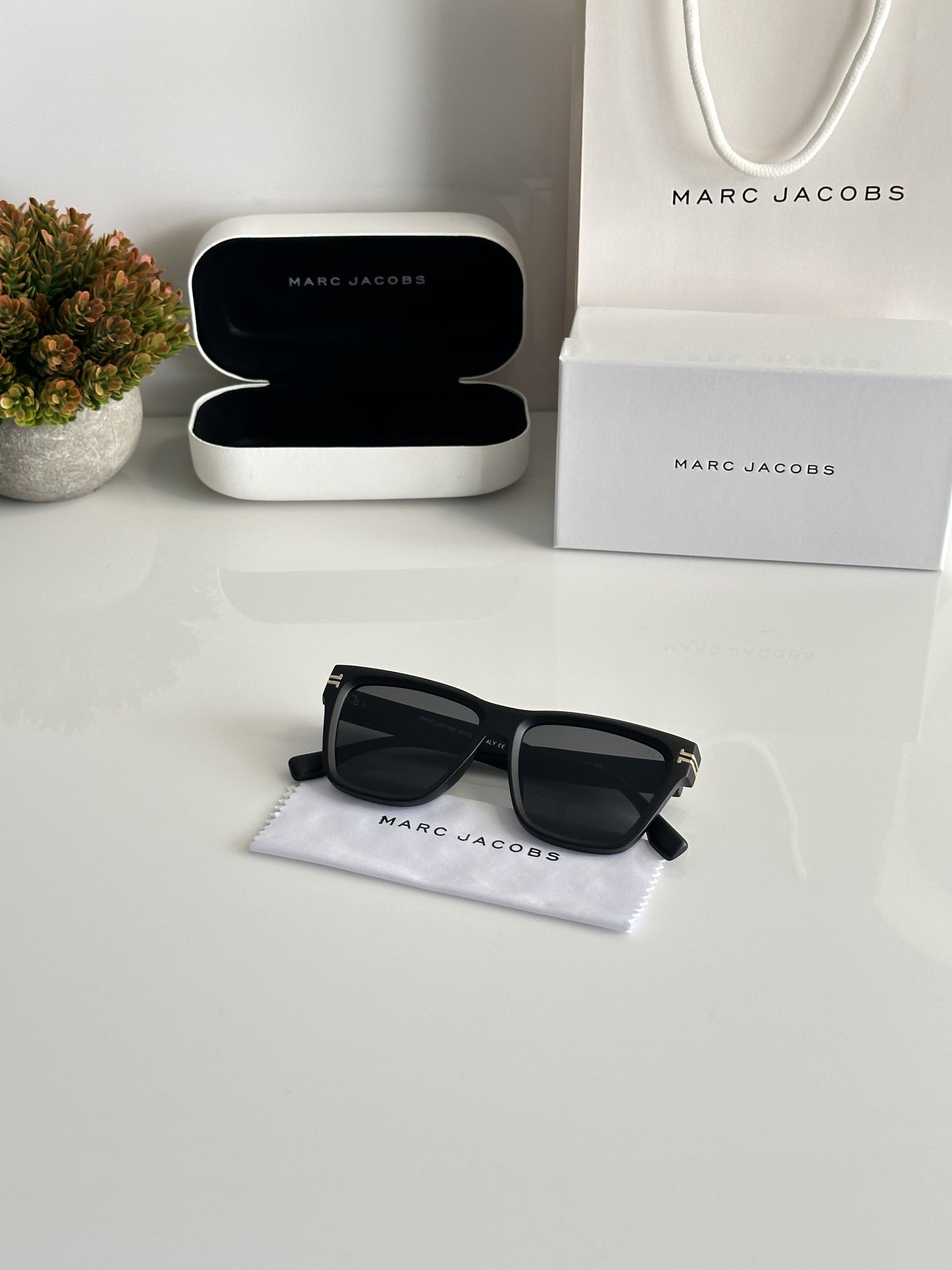 Marc Jacobs 1002 Black