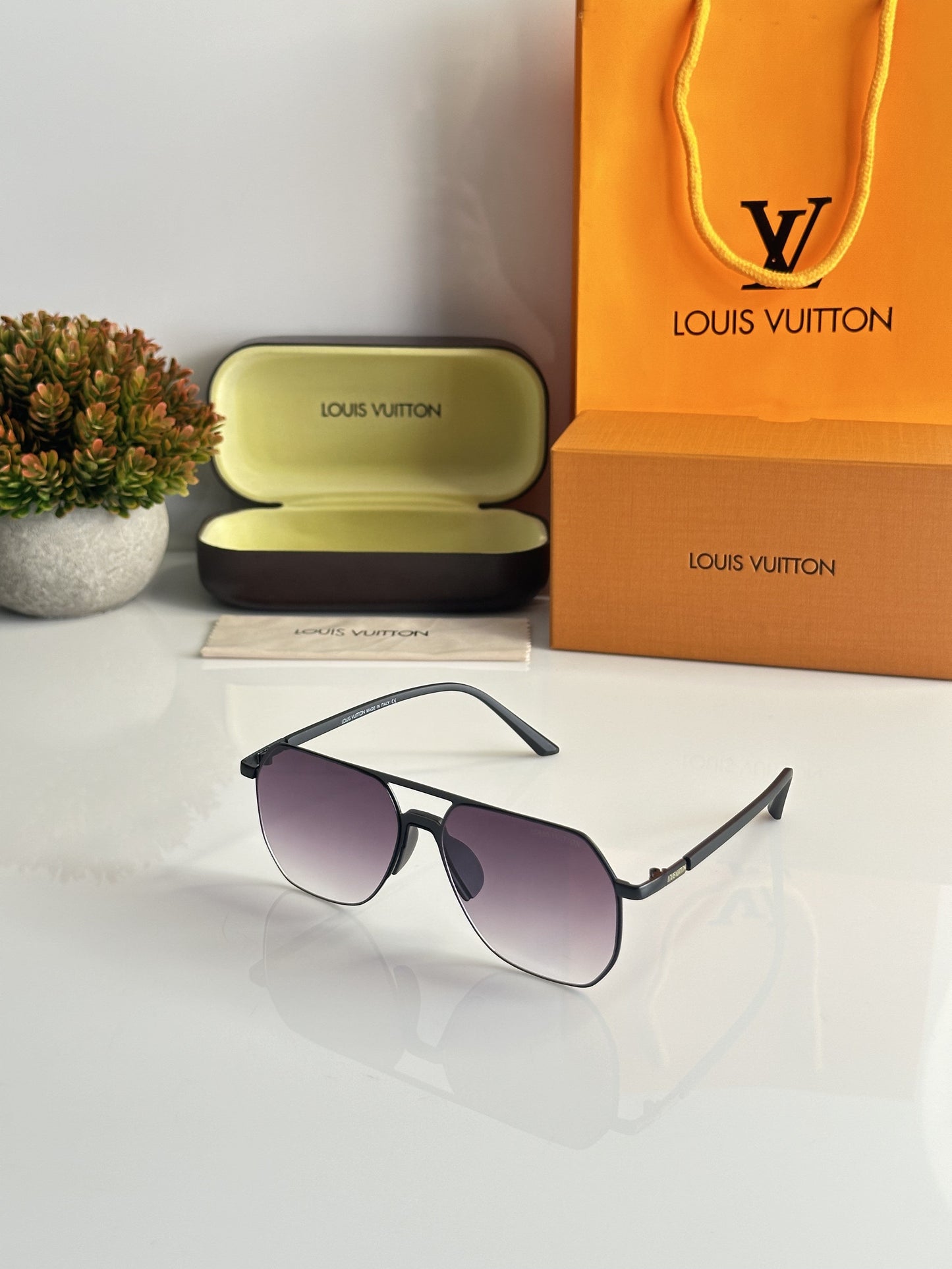 Louis_Vuitton_502_Black