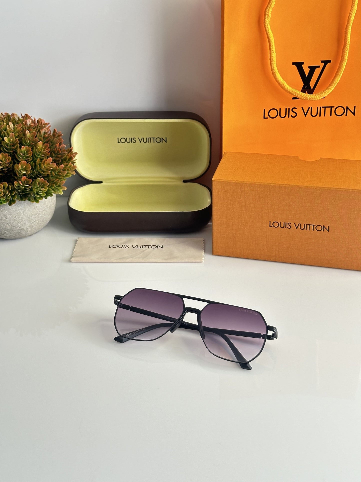 Louis_Vuitton_502_Black