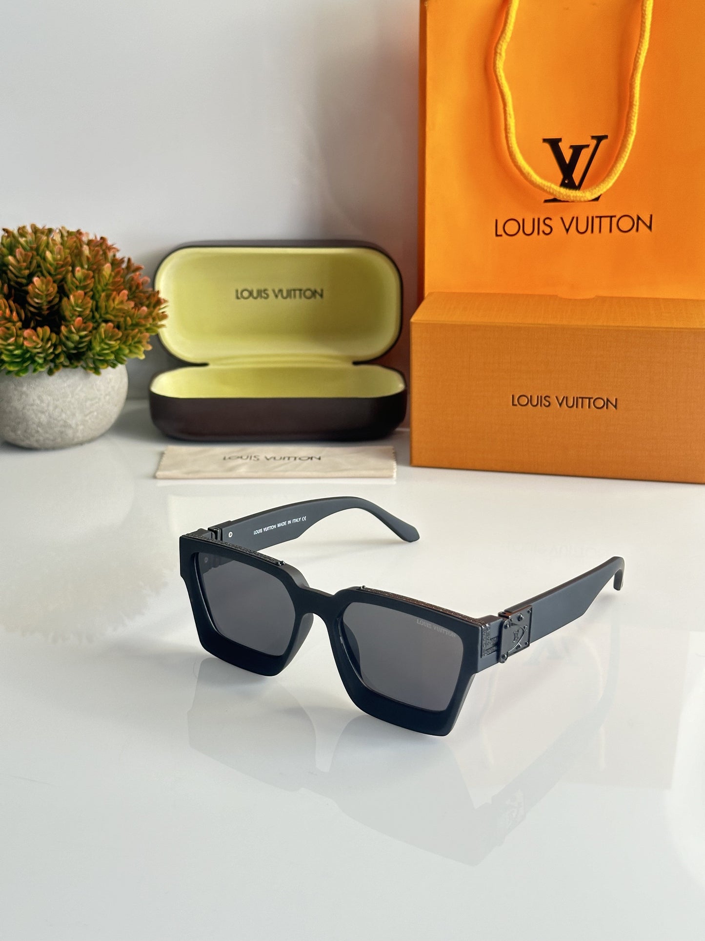 Louis_Vuitton_0993_Black