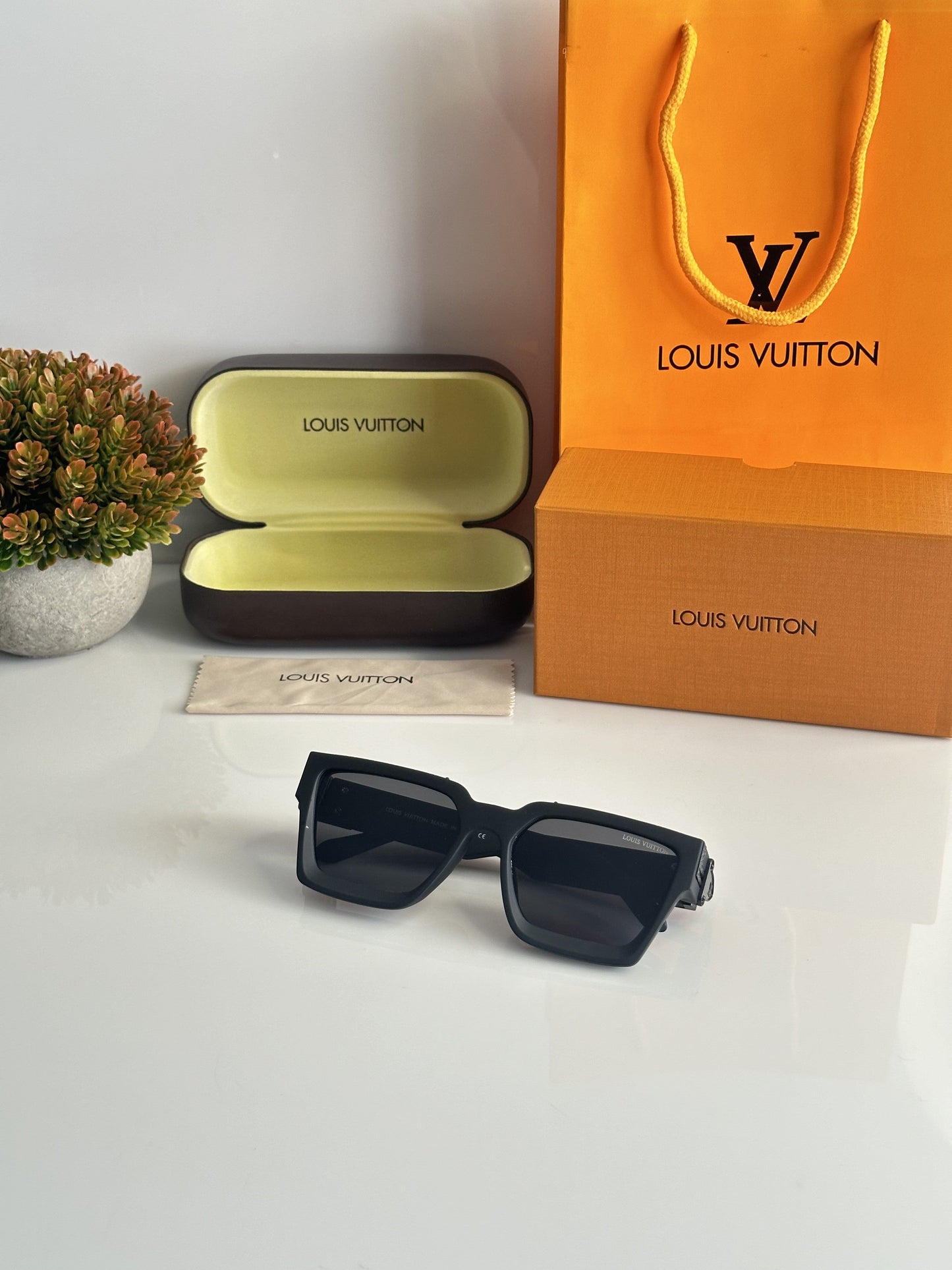 Louis_Vuitton_0993_Black