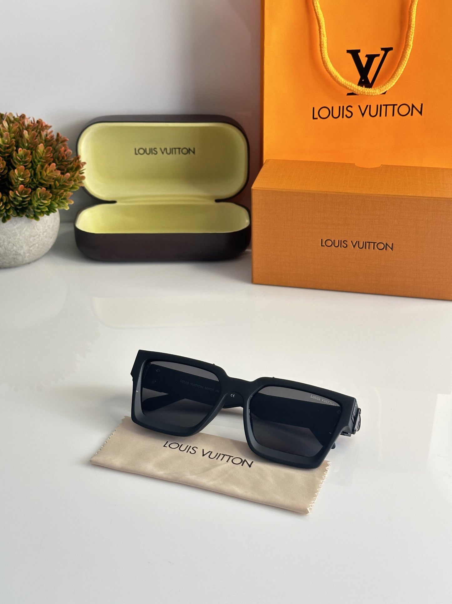 Louis_Vuitton_0993_Black